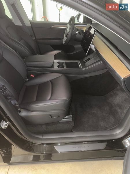 Внедорожник / Кроссовер Tesla Model Y 2024 в Киеве