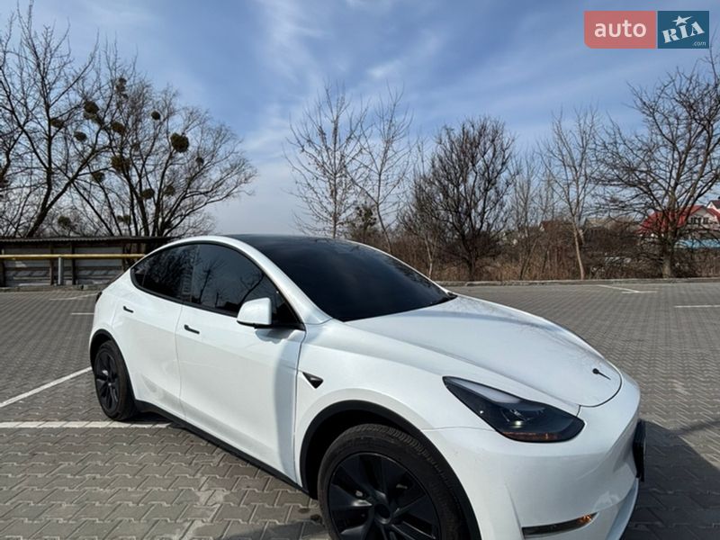 Tesla Model Y 2025