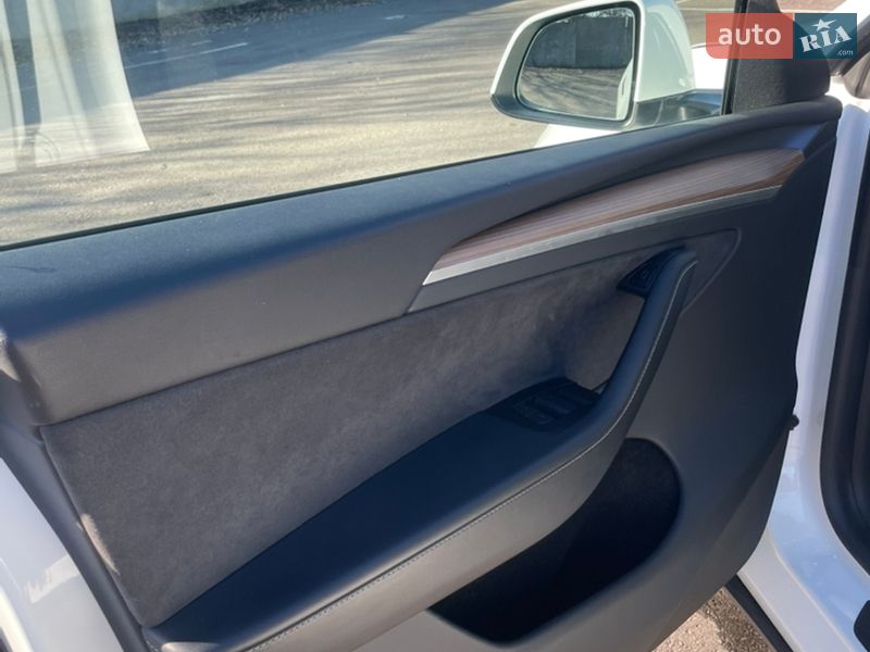 Внедорожник / Кроссовер Tesla Model Y 2024 в Ровно