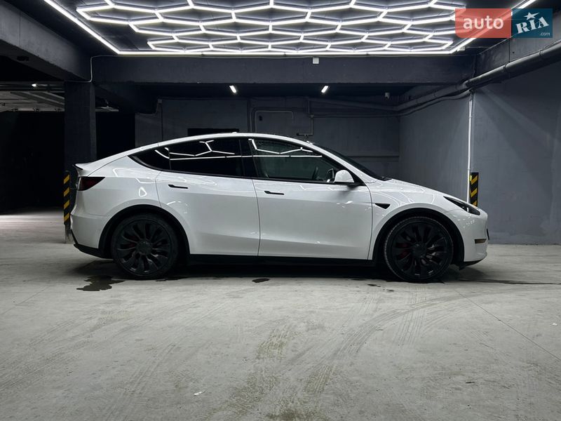 Позашляховик / Кросовер Tesla Model Y 2022 в Чернівцях