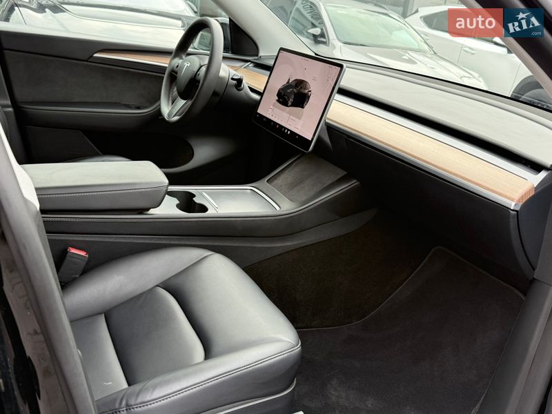 Позашляховик / Кросовер Tesla Model Y 2024 в Чернівцях фото 14 Позашляховик / Кросовер Tesla Model Y 2024 в Чернівцях