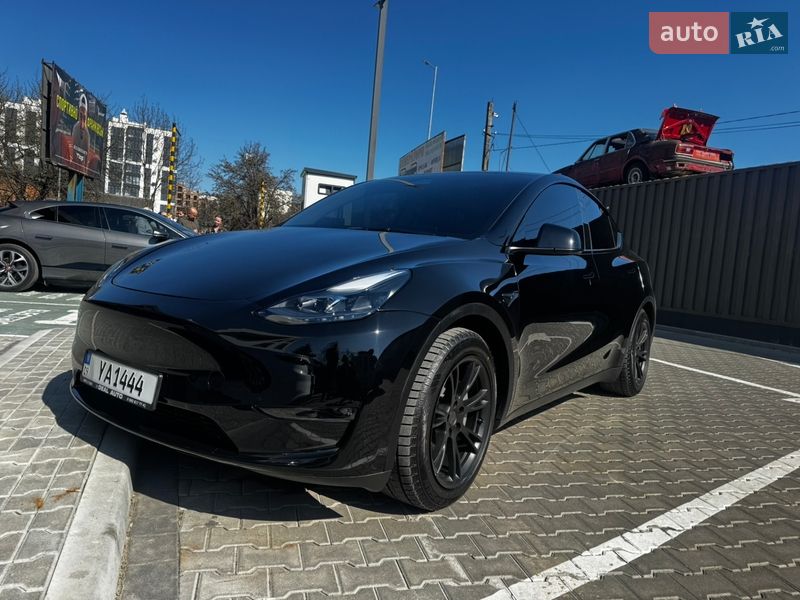 Tesla Model Y 2024