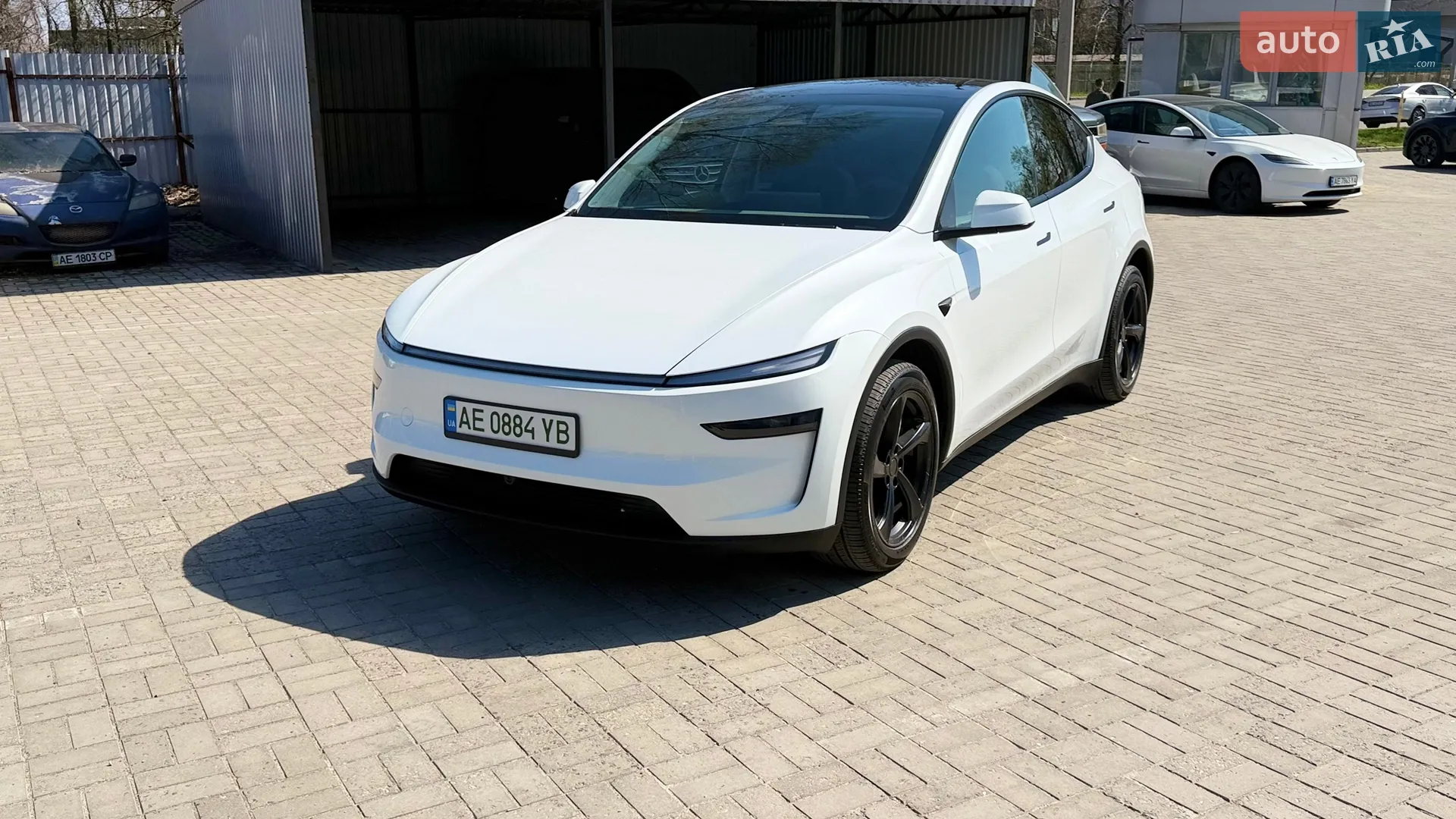 2025 Tesla Model Y - фото 1
