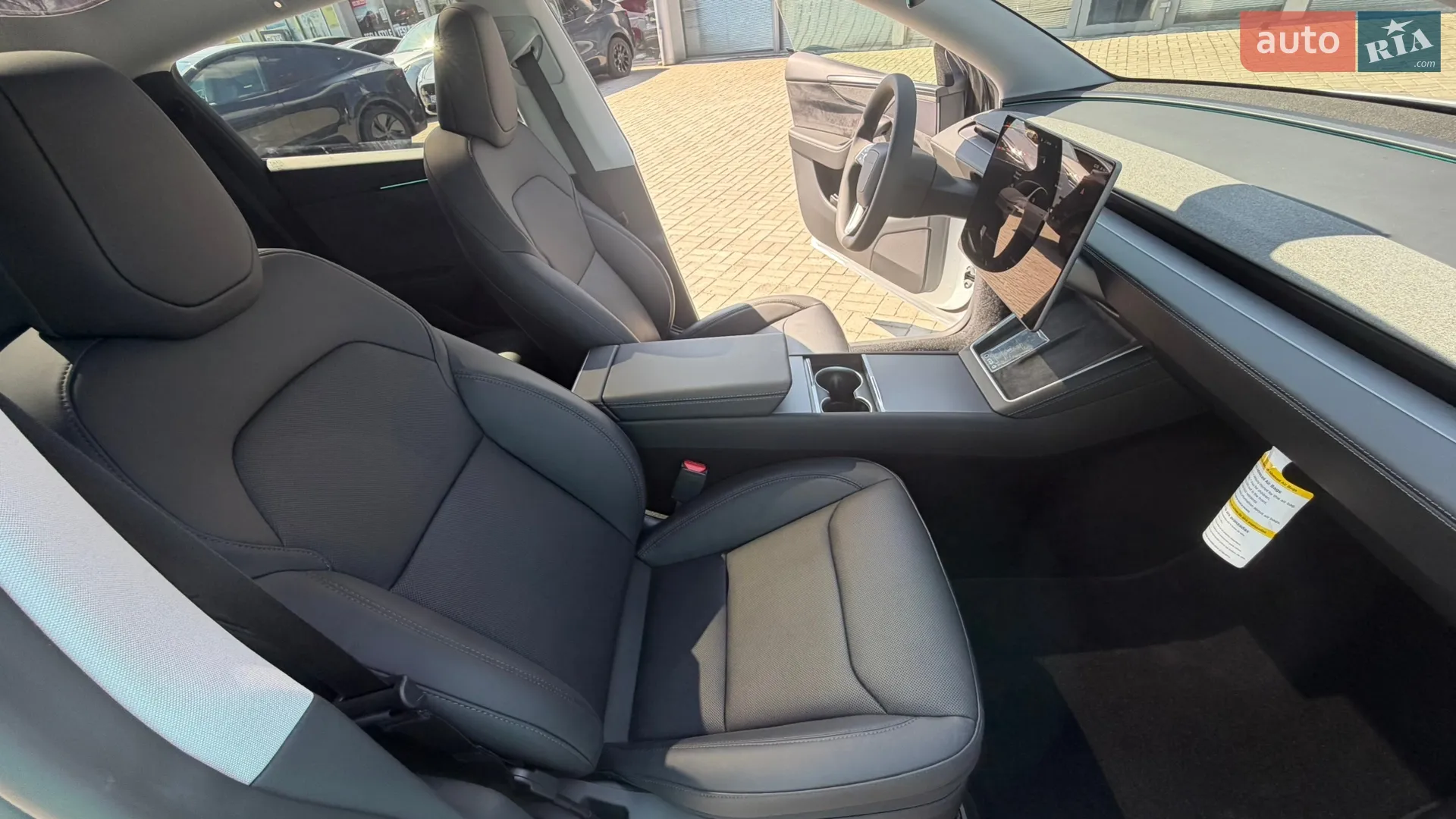 2025 Tesla Model Y - мініатюра 18