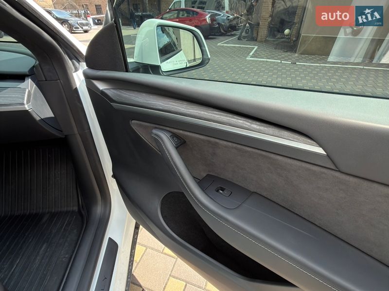 Внедорожник / Кроссовер Tesla Model Y 2023 в Киеве