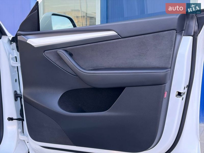 Внедорожник / Кроссовер Tesla Model Y 2024 в Дрогобыче