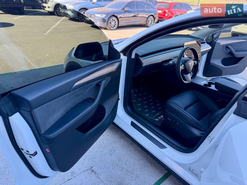 Внедорожник / Кроссовер Tesla Model Y 2023 в Киеве