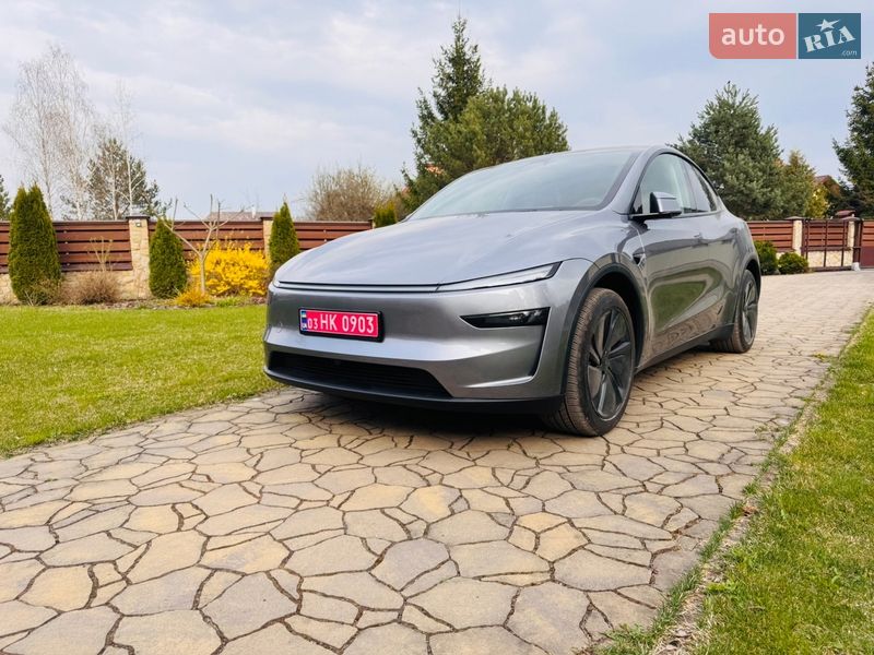 Tesla Model Y 2025