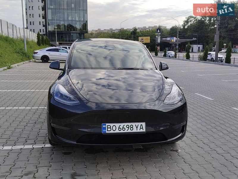 Tesla Model Y 2024