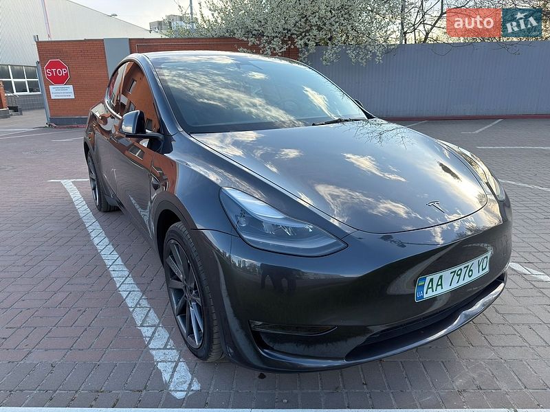 Tesla Model Y 2024