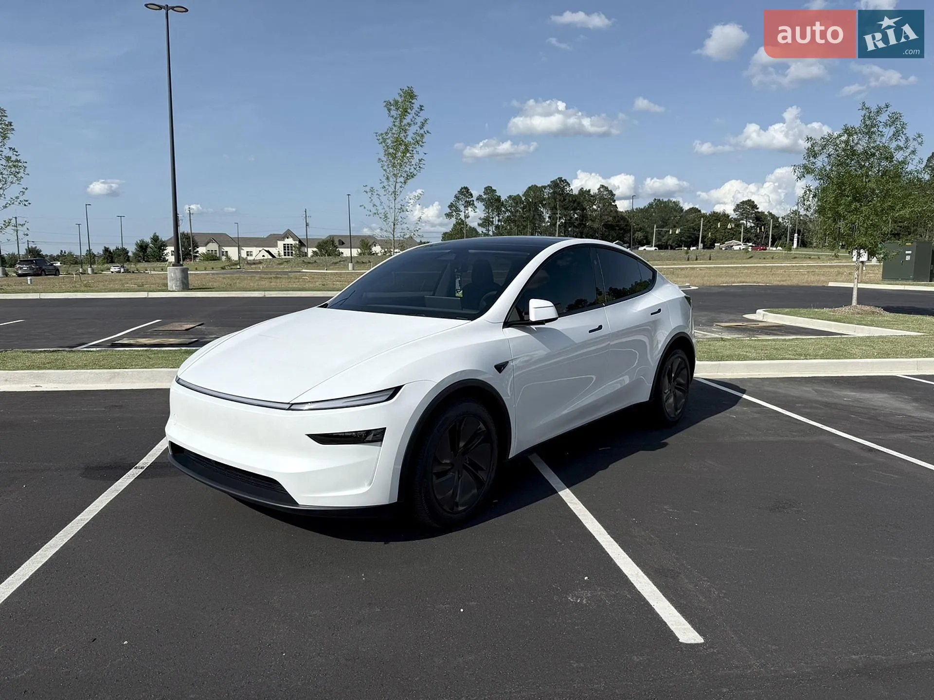2025 Tesla Model Y - фото 1