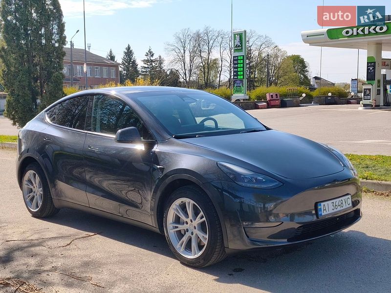 Tesla Model Y 2024