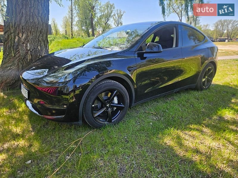 Tesla Model Y 2024