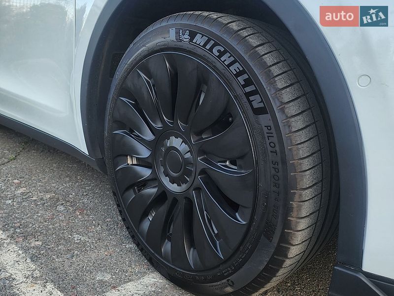 Внедорожник / Кроссовер Tesla Model Y 2022 в Киеве