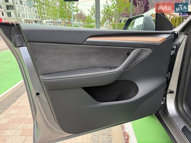 Позашляховик / Кросовер Tesla Model Y 2024 в Києві