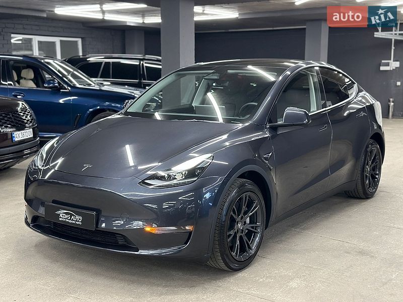Tesla Model Y 2024