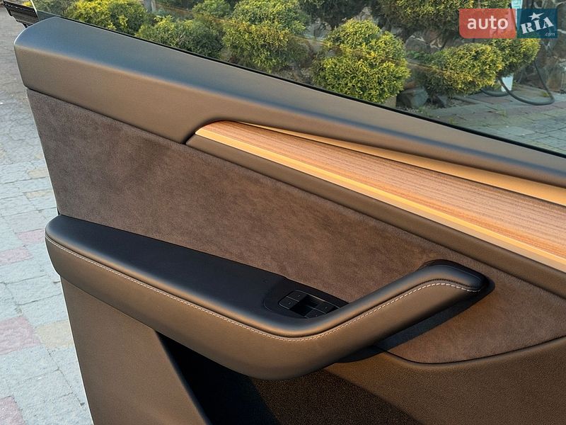 Внедорожник / Кроссовер Tesla Model Y 2024 в Стрые