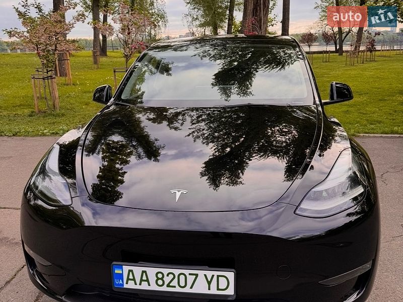 Tesla Model Y 2024