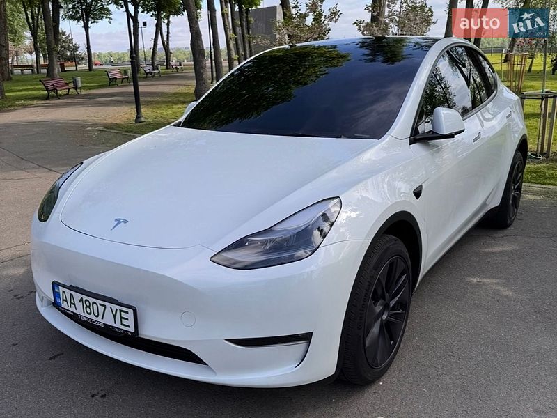 Tesla Model Y 2025