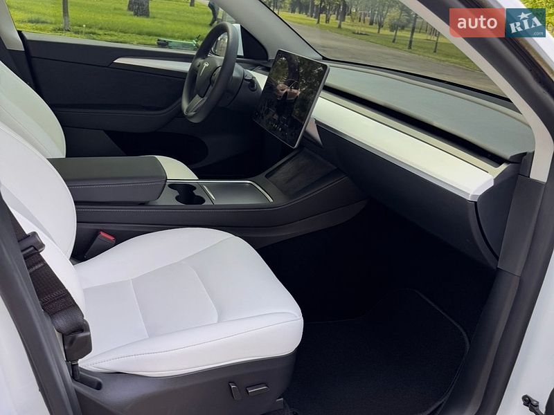 Внедорожник / Кроссовер Tesla Model Y 2025 в Киеве