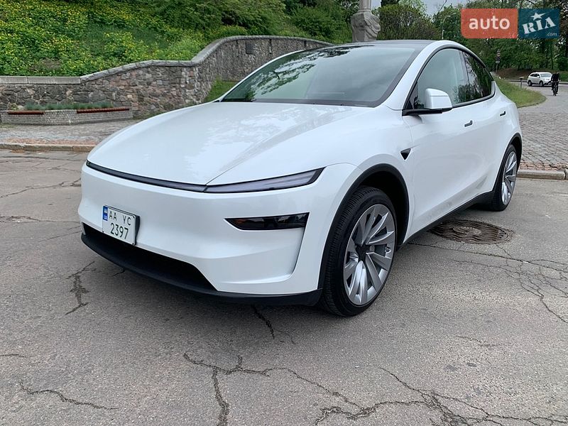 Tesla Model Y 2025