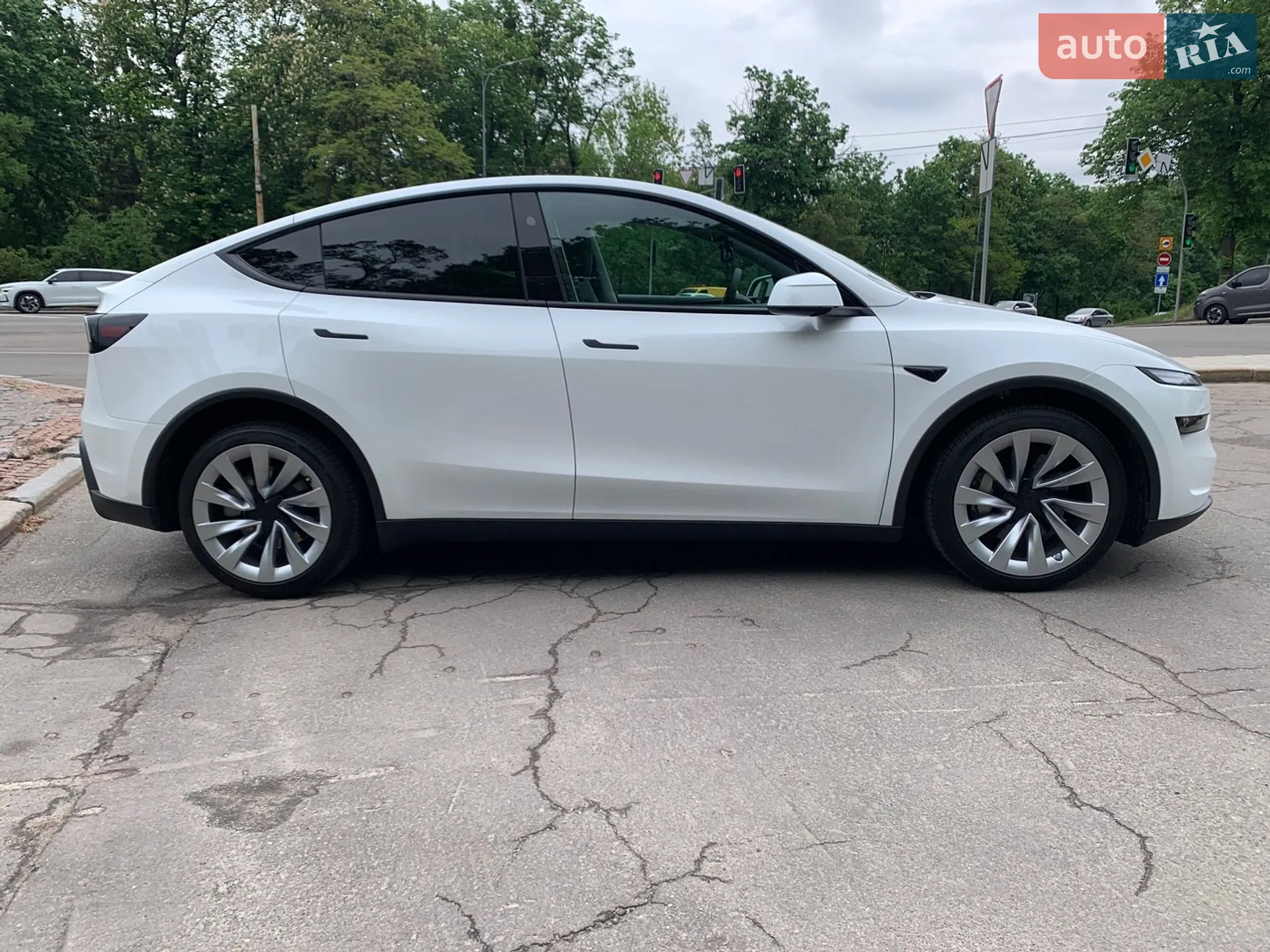 2025 Tesla Model Y - мініатюра 4