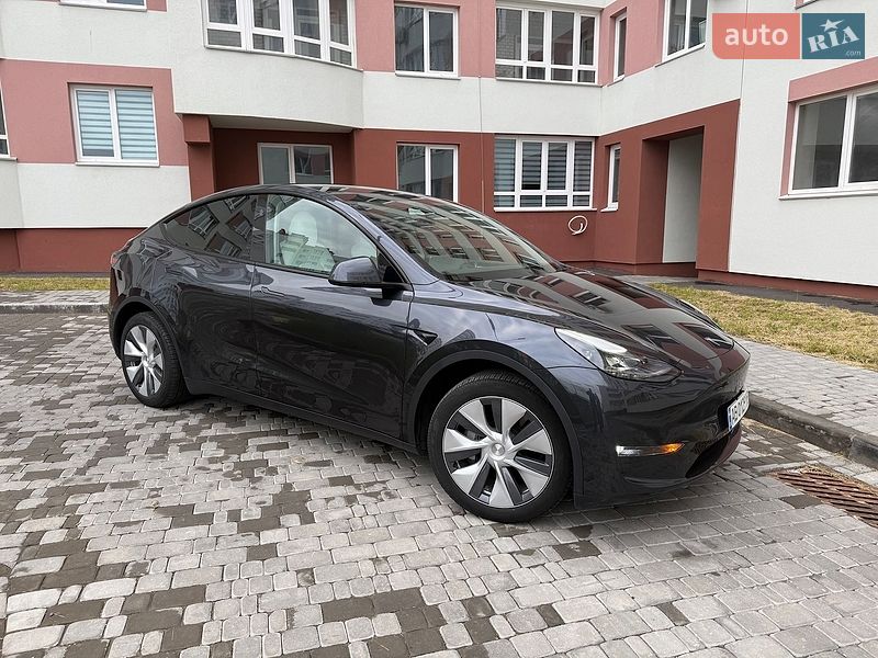 Tesla Model Y 2024