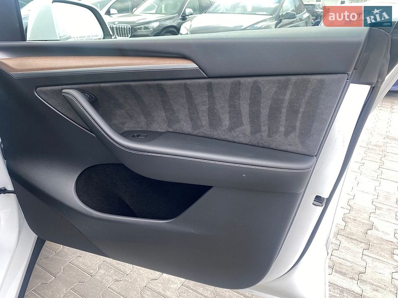 Внедорожник / Кроссовер Tesla Model Y 2023 в Киеве