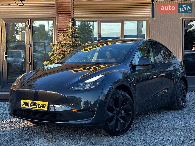 Tesla Model Y 2025
