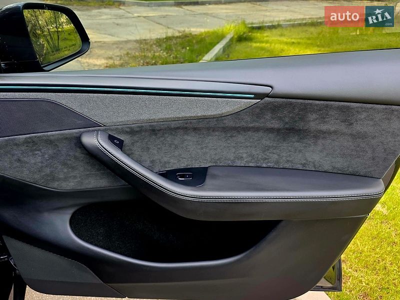 Внедорожник / Кроссовер Tesla Model Y 2025 в Киеве