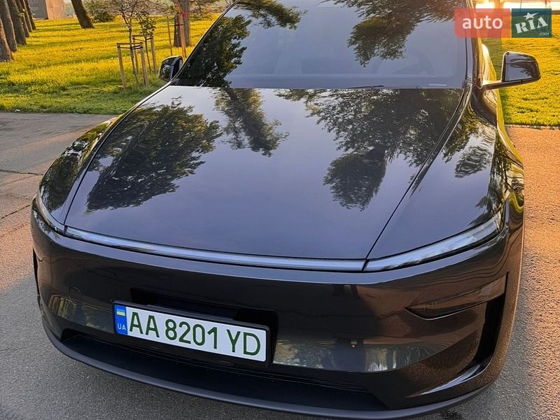 Tesla Model Y 2025