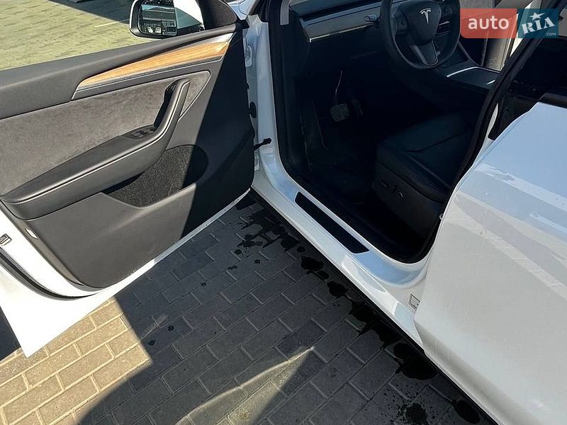 Позашляховик / Кросовер Tesla Model Y 2022 в Буштино