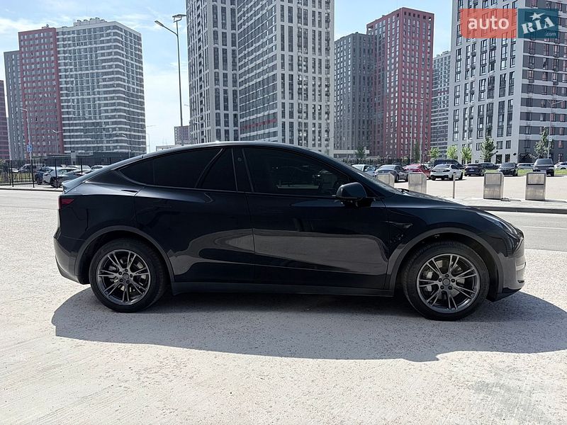 Позашляховик / Кросовер Tesla Model Y 2025 в Києві