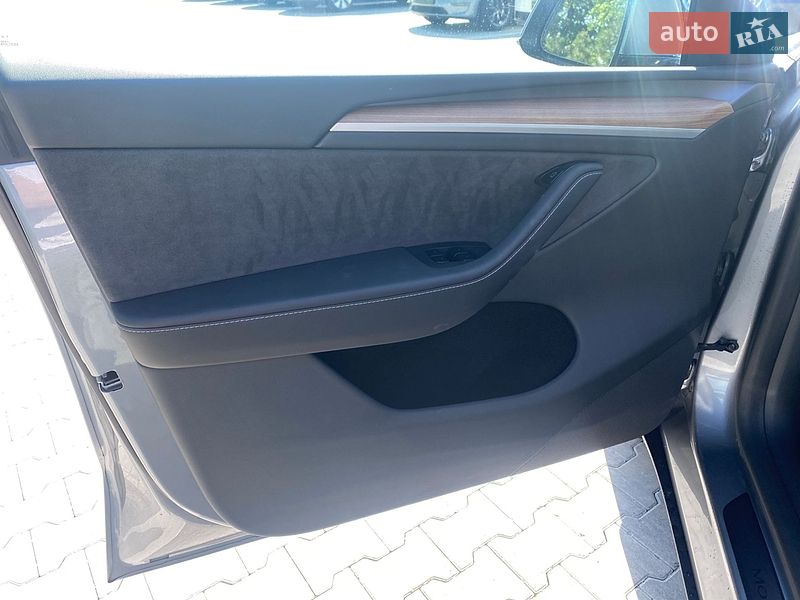 Внедорожник / Кроссовер Tesla Model Y 2024 в Киеве