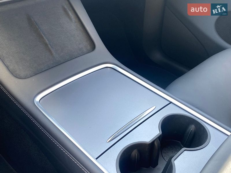 Внедорожник / Кроссовер Tesla Model Y 2024 в Киеве