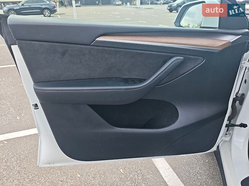 Позашляховик / Кросовер Tesla Model Y 2023 в Києві фото 18 Позашляховик / Кросовер Tesla Model Y 2023 в Києві