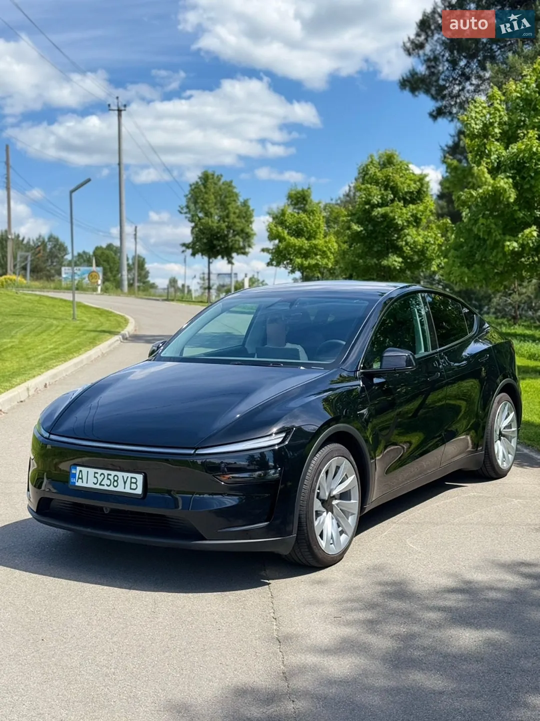 2025 Tesla Model Y - фото 1