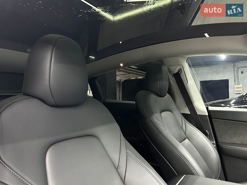 Позашляховик / Кросовер Tesla Model Y 2024 в Чернівцях