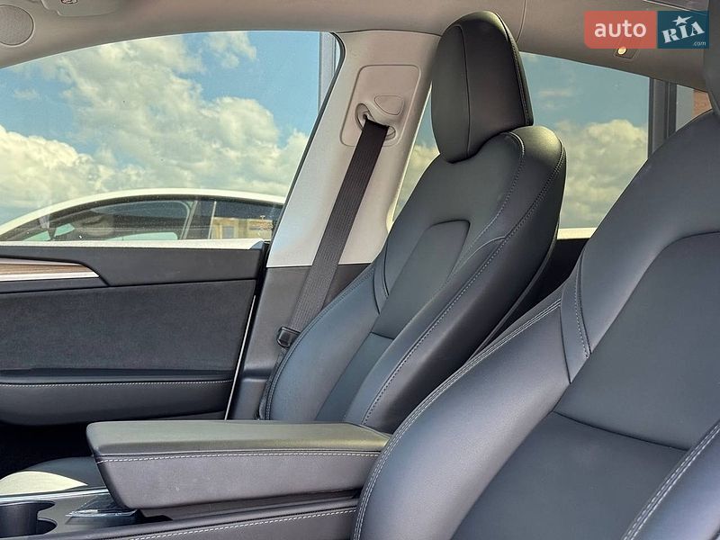 Внедорожник / Кроссовер Tesla Model Y 2023 в Ровно