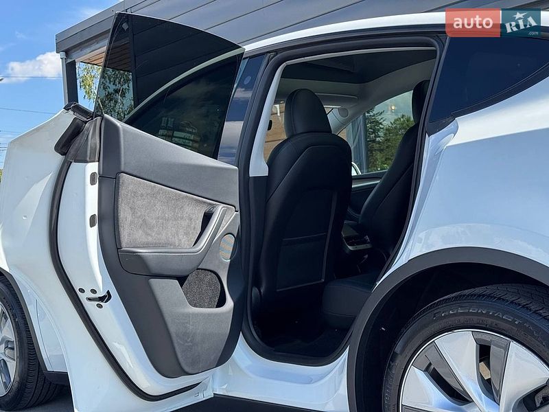 Внедорожник / Кроссовер Tesla Model Y 2023 в Ровно