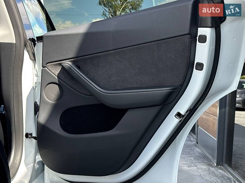 Внедорожник / Кроссовер Tesla Model Y 2023 в Ровно