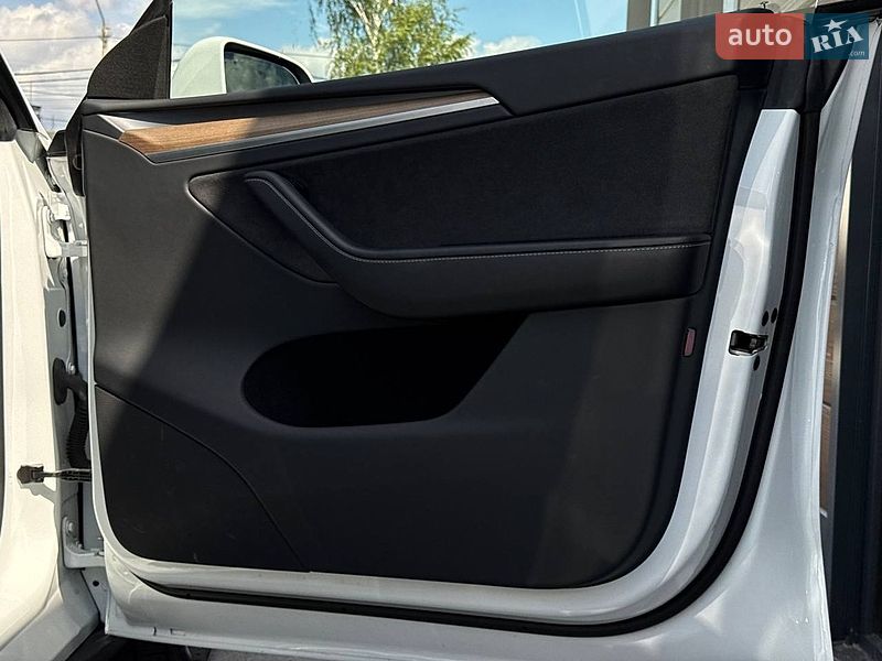Внедорожник / Кроссовер Tesla Model Y 2023 в Ровно