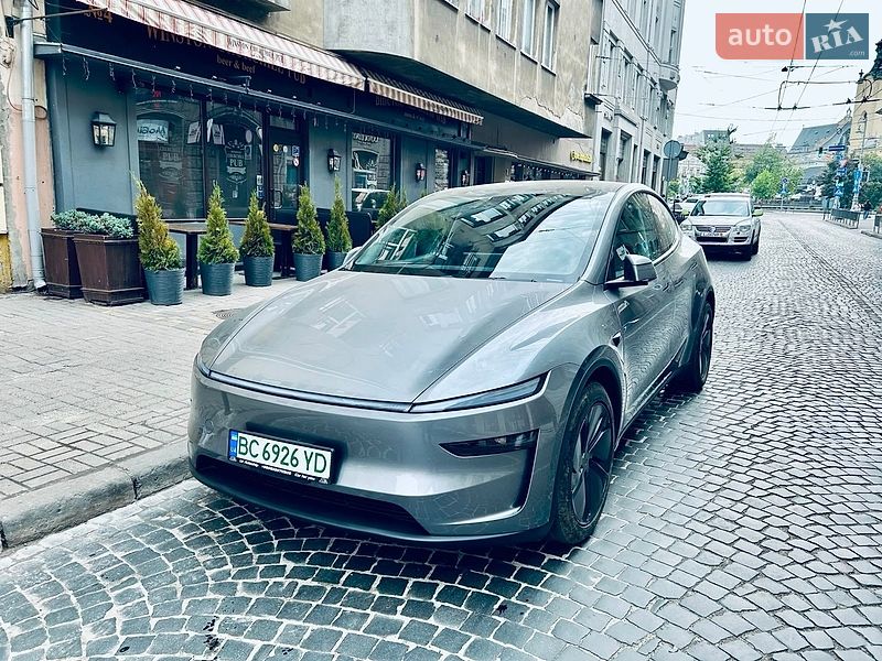 Tesla Model Y 2025