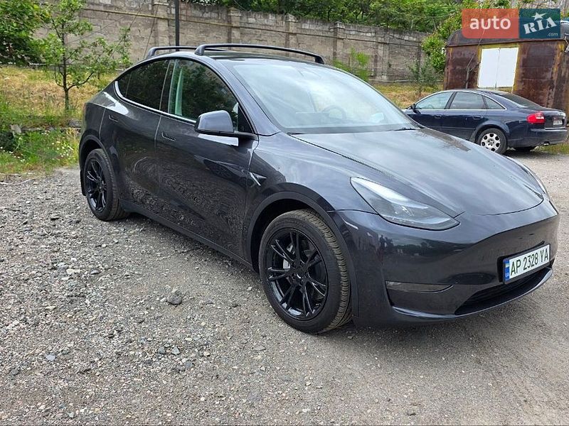 Tesla Model Y 2024