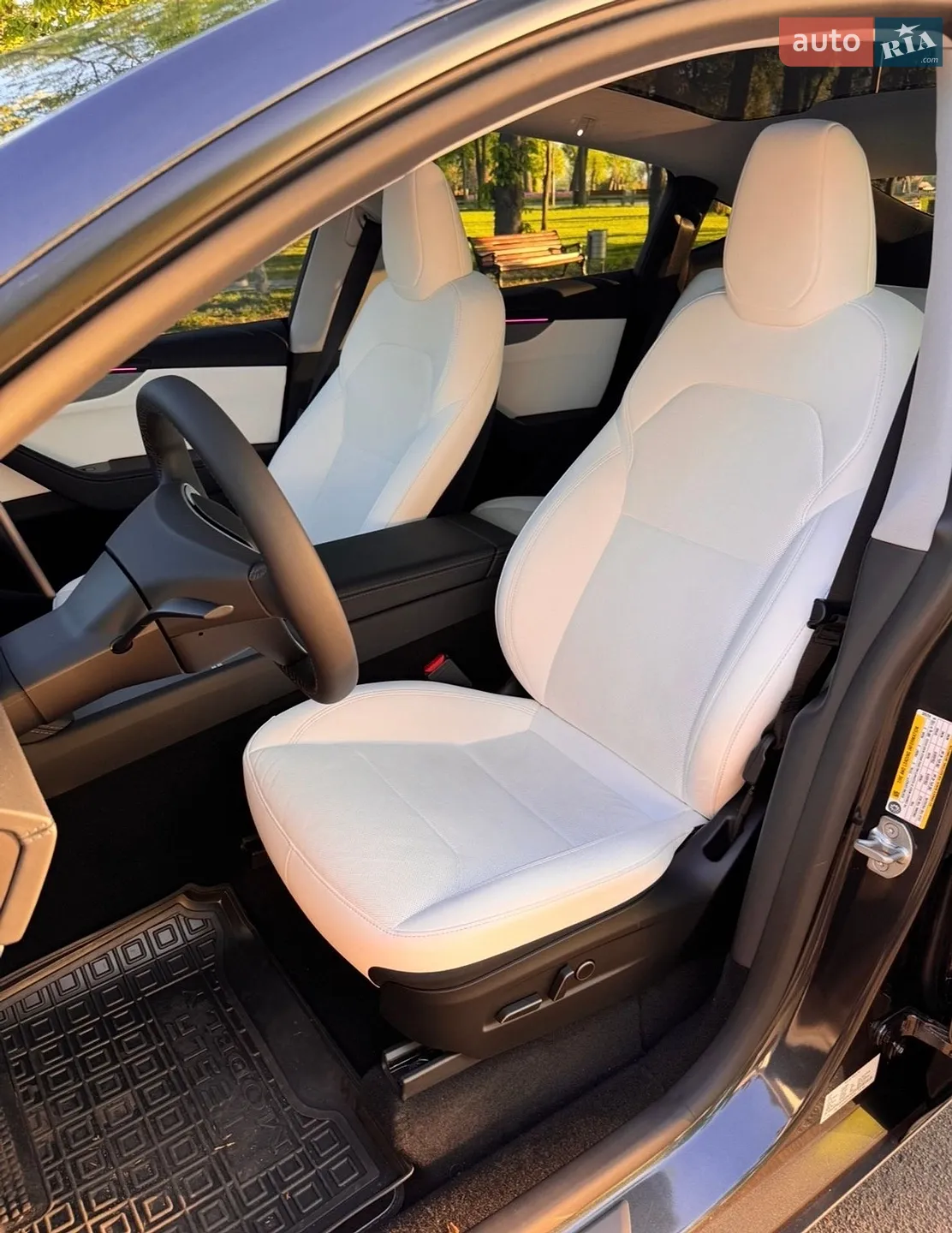 2025 Tesla Model Y - мініатюра 15