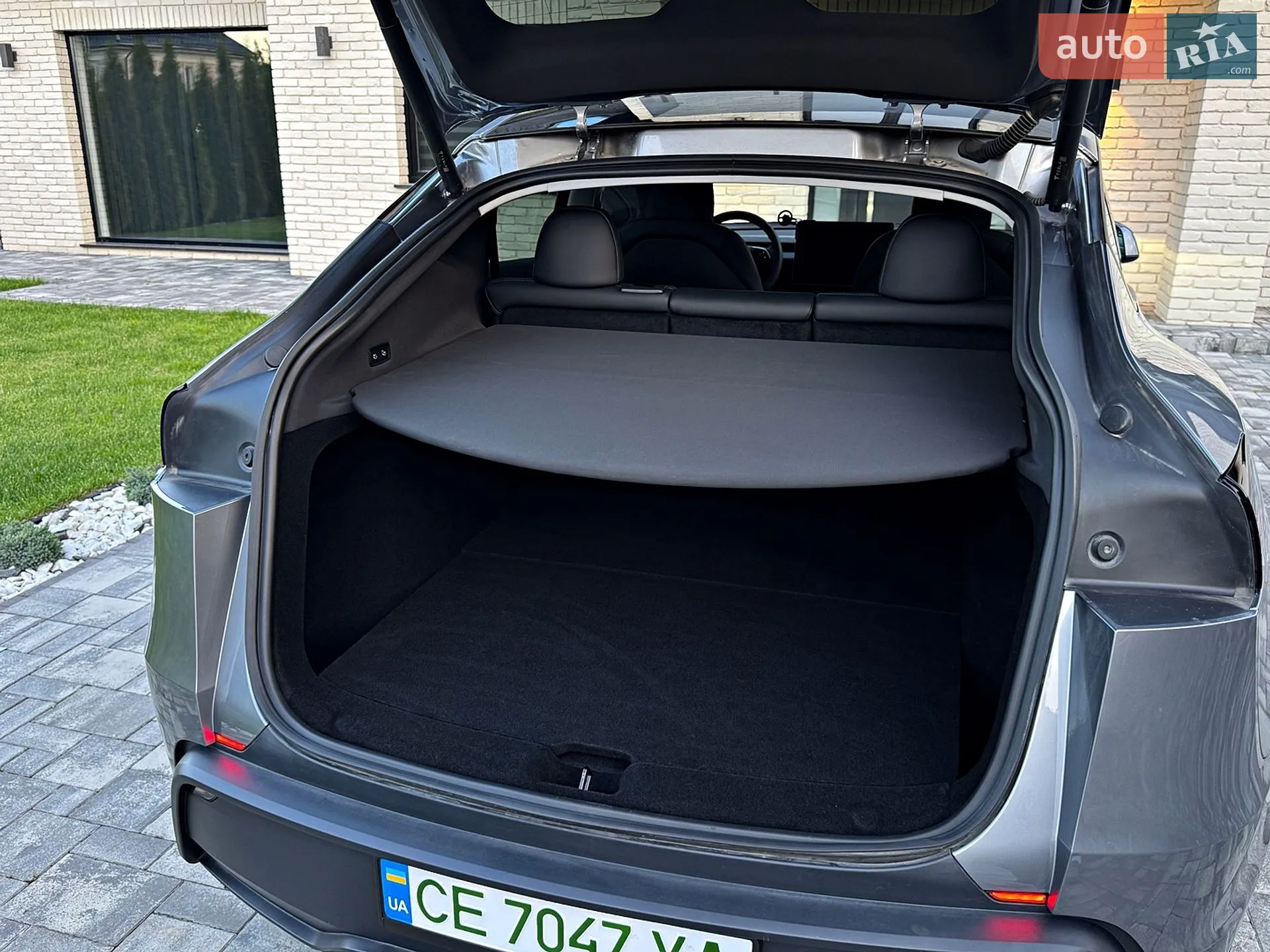 2025 Tesla Model Y - мініатюра 25