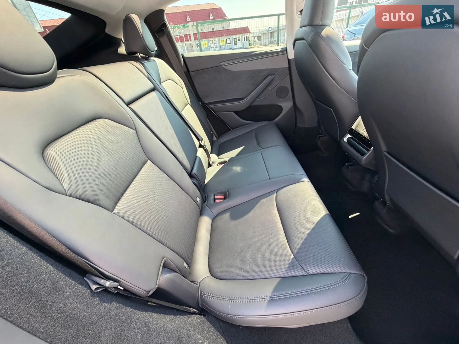2025 Tesla Model Y - мініатюра 31