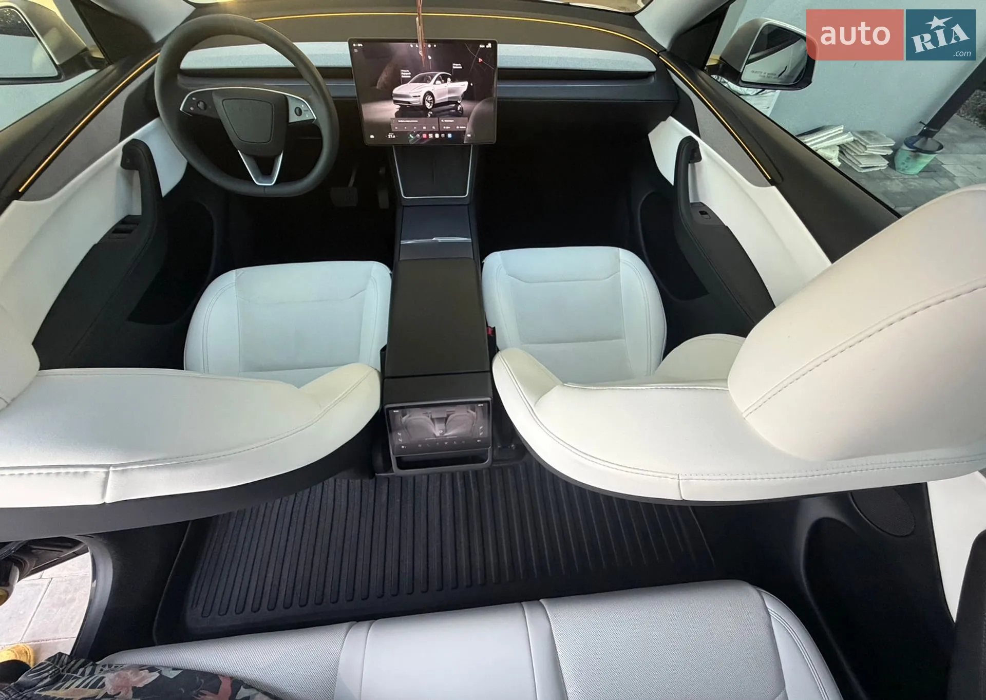 2025 Tesla Model Y - мініатюра 13