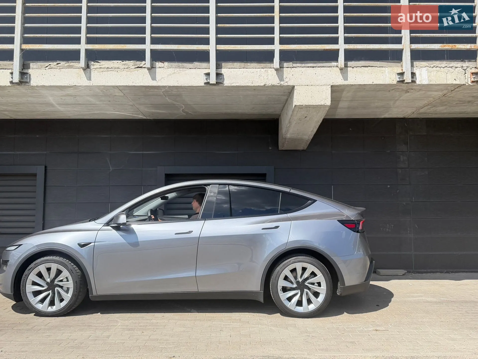 2025 Tesla Model Y - мініатюра 4