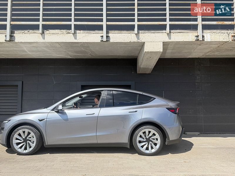 Внедорожник / Кроссовер Tesla Model Y 2025 в Киеве